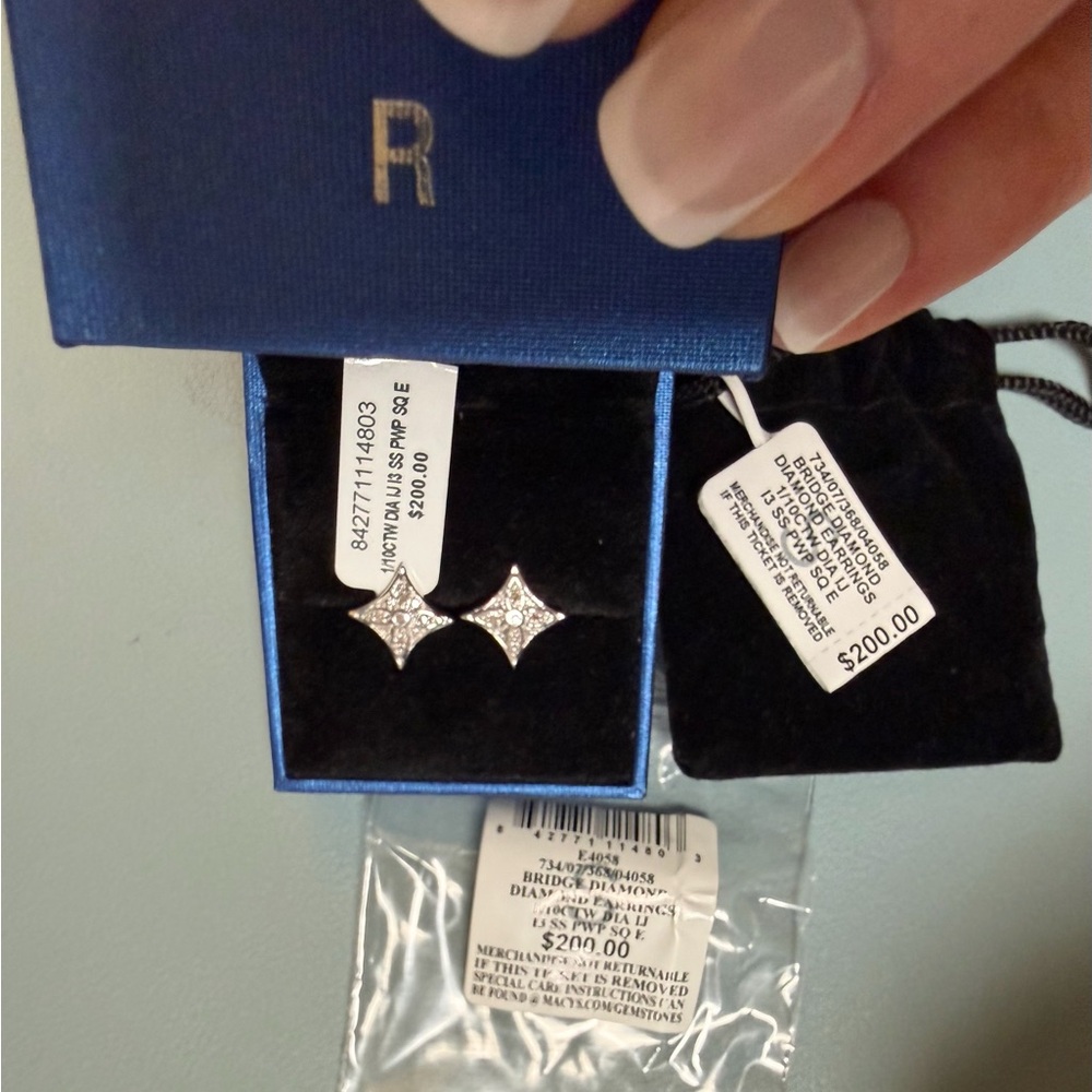 Diamond Star Stud Earrings 1/10 CTW in Sterling Silver, NWT - Picture 7 of 7